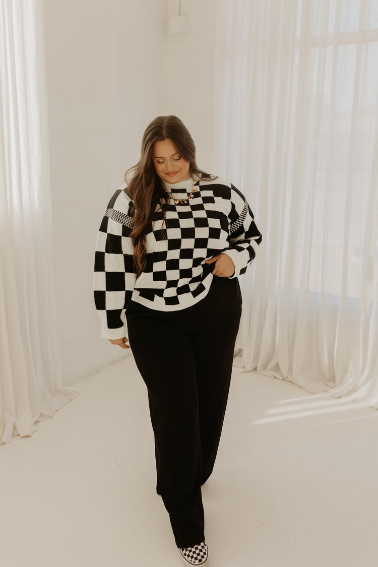 IT GIRL CHECKERED SWEATER - BLACK&WHITE