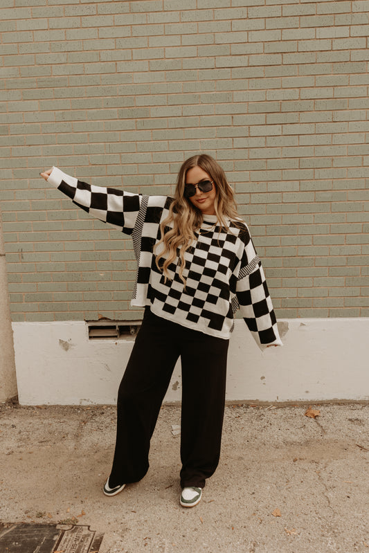 IT GIRL CHECKERED SWEATER - BLACK&WHITE